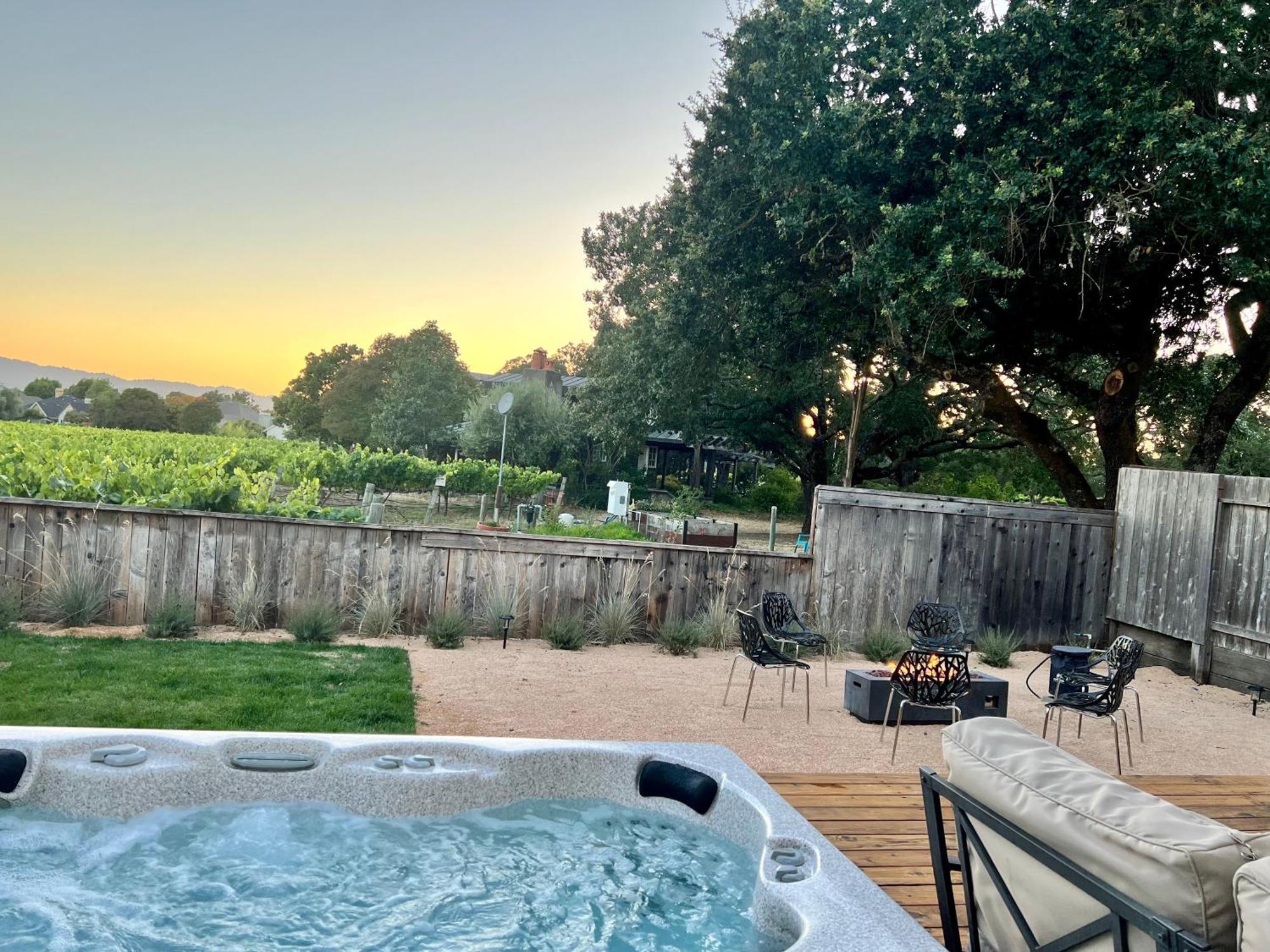 Outdoor Fire-Pit, Jacuzzi & Bbq W/ Vineyard Views! Villa Windsor Exterior photo